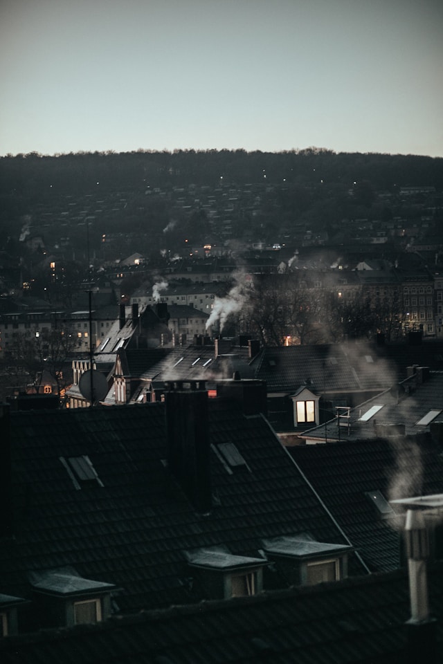 hotel a vedle něj obchod